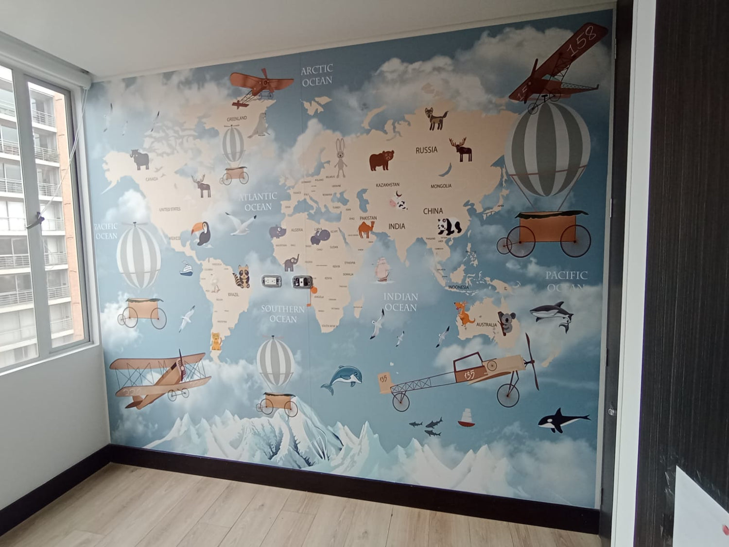 Papel Tapiz "Aventura Montañosa en el Mundo"